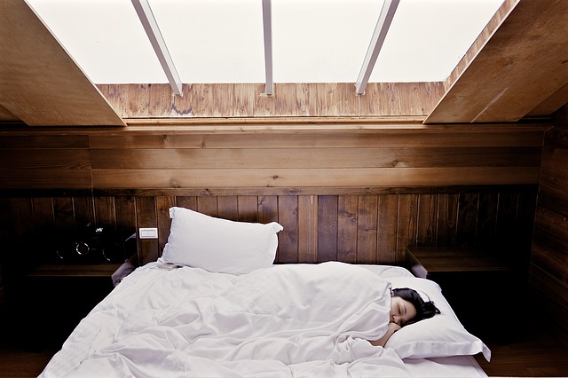 žena spiaca vo veľkej posteli