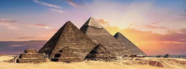 Pyramídy v púšti.jpg
