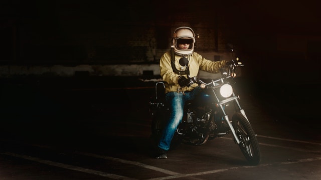 Človek na motorke, garáž, podchod, tma